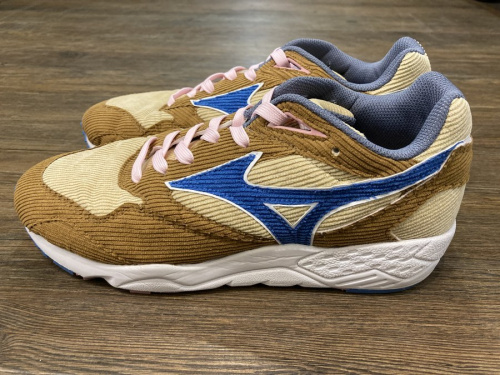 スニーカーのMIZUNO