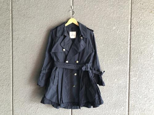 トップスのトレンチコート