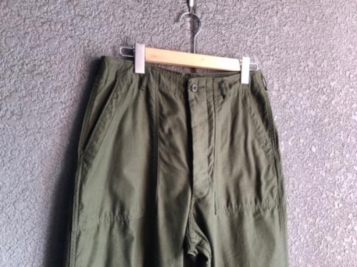 シオタのスビンコットン ムラ糸バックサテンベイカーパンツ