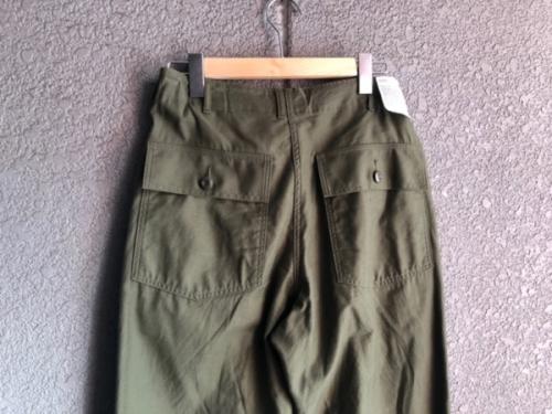 スビンコットン ムラ糸バックサテンベイカーパンツのメンズ