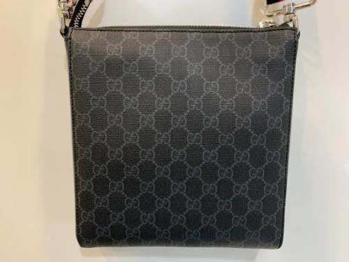 グッチのGGスプリームスモールメッセンジャーバッグ
