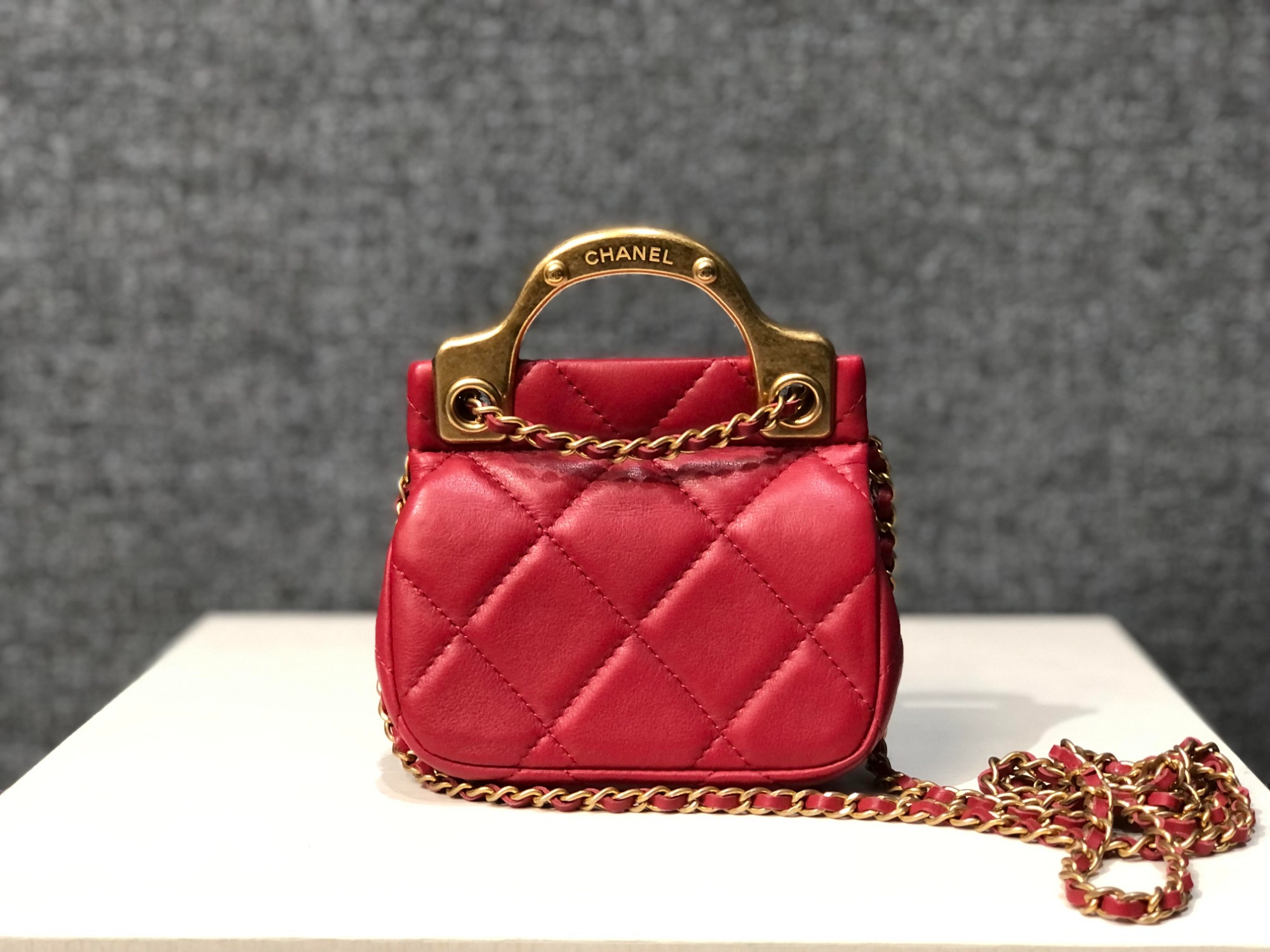 春先取りの CHANEL シャネル セカンドバッグ クラッチバッグ チェーン