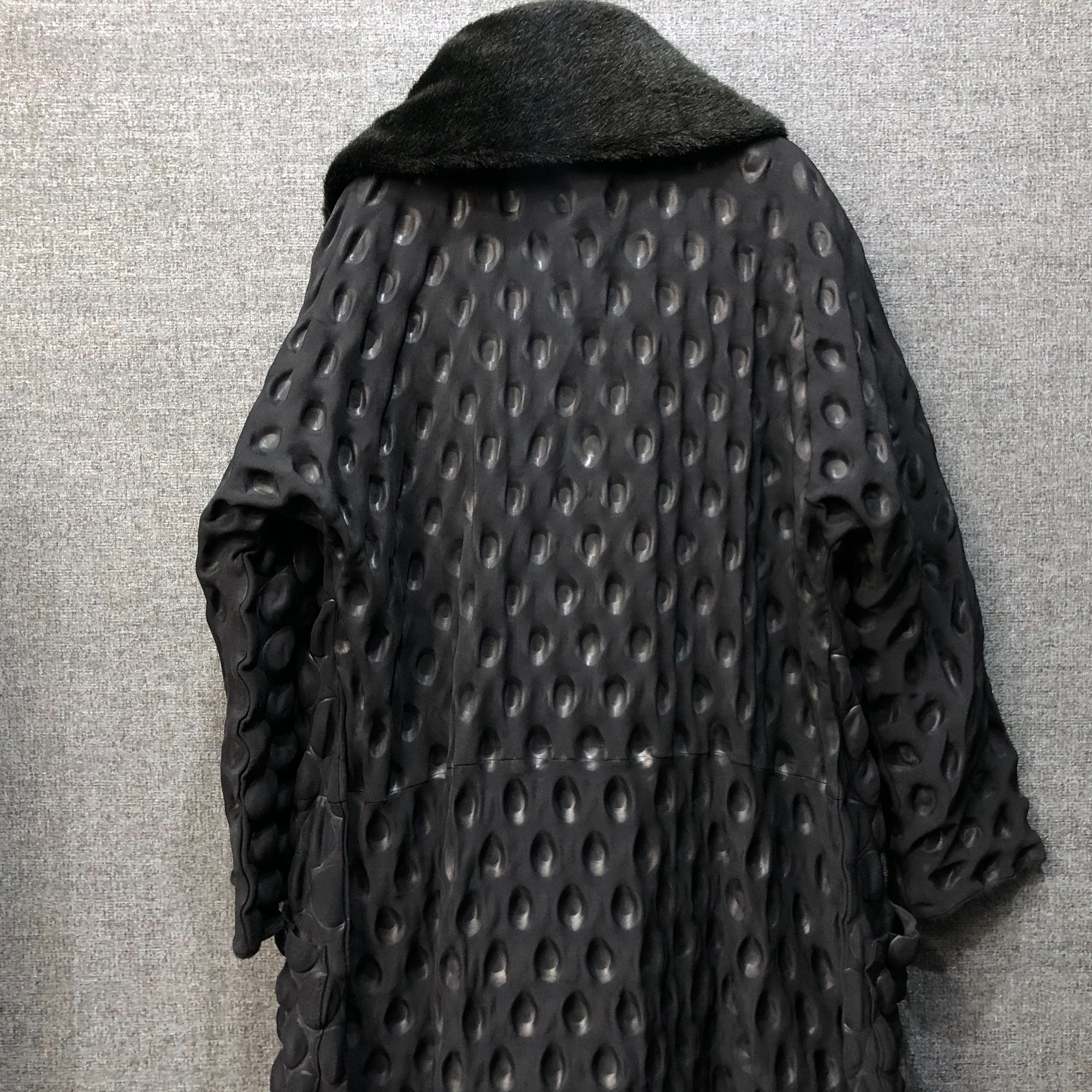 ISSEY MIYAKE/イッセイミヤケ”より00AWのアーカイブ、立体