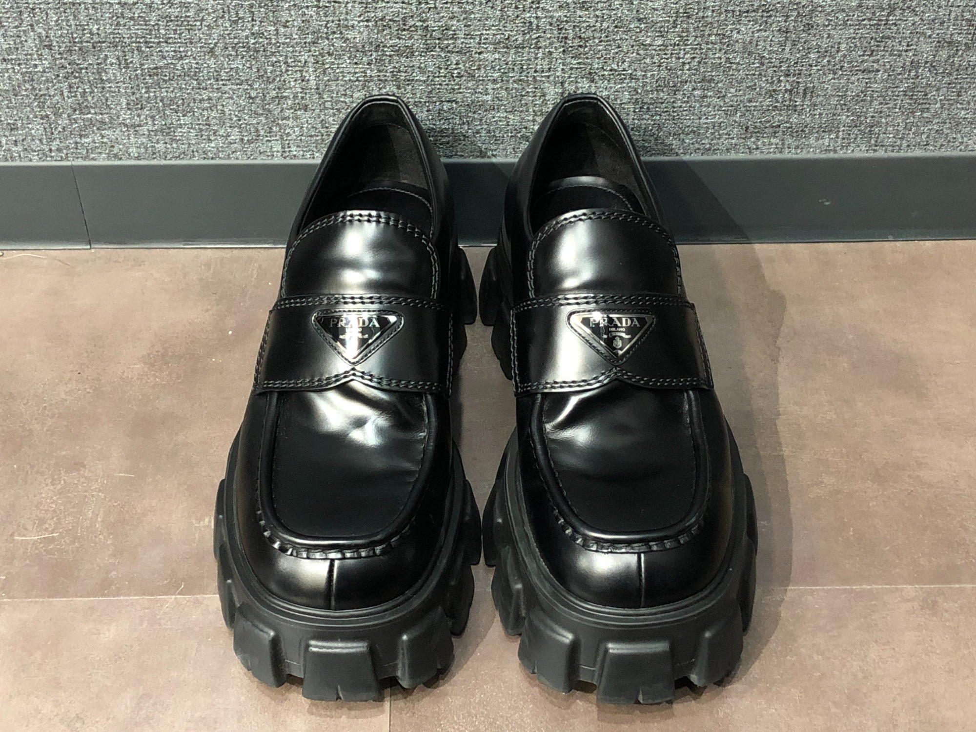 PRADA/プラダ】人気アイテム ローファータイプのモノリスが買取入荷 