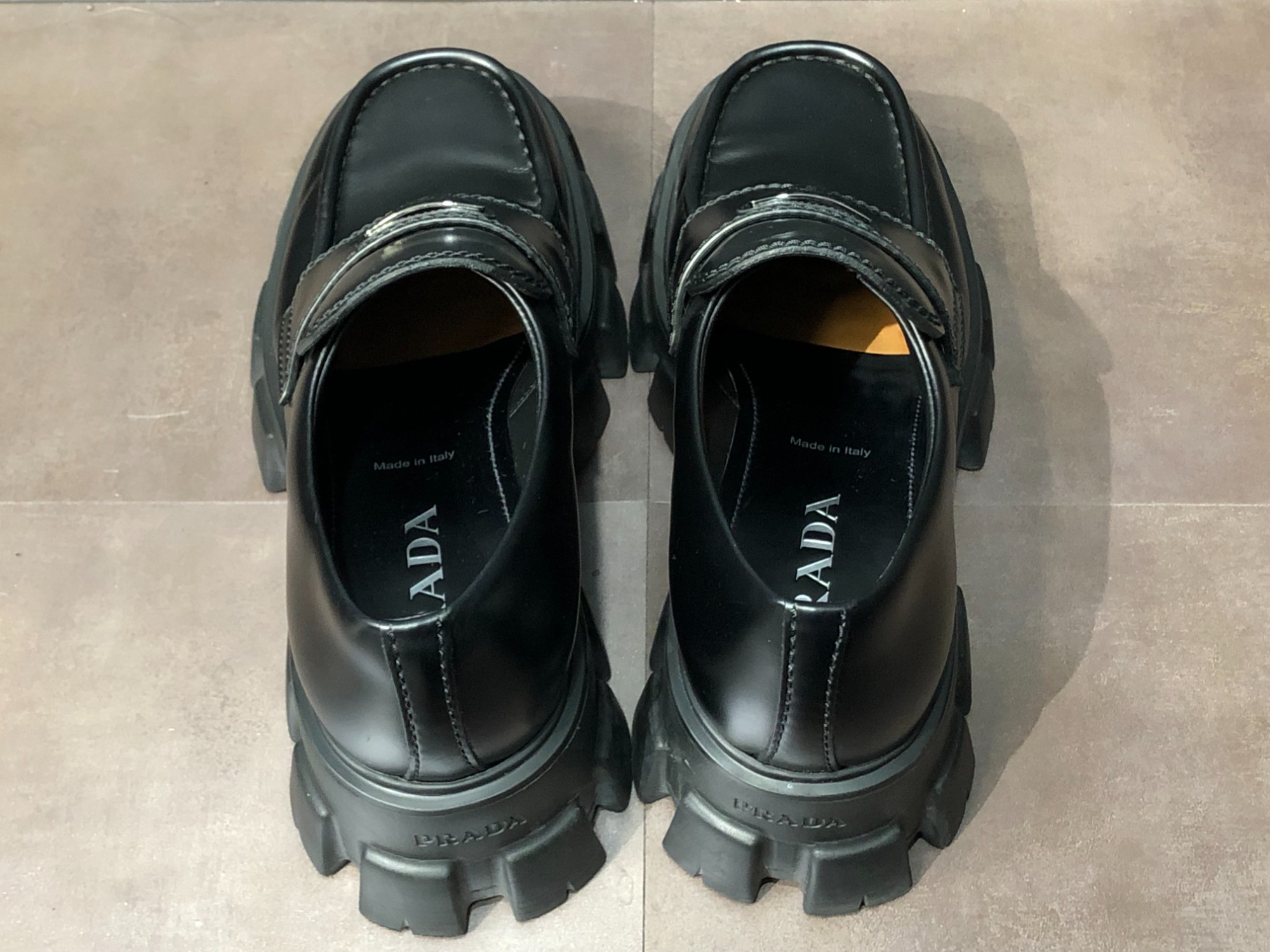 PRADA/プラダ】人気アイテム ローファータイプのモノリスが買取入荷