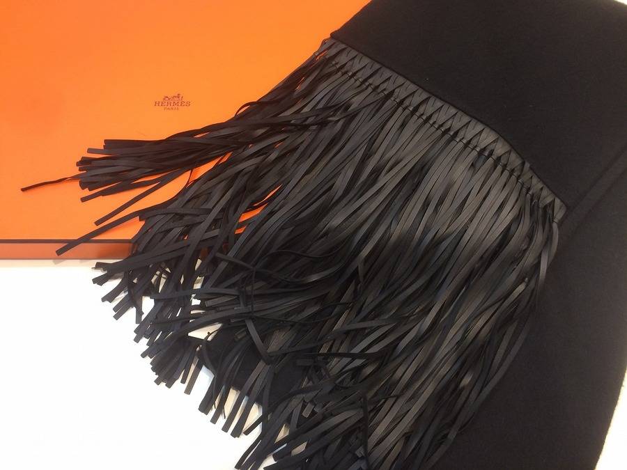 HERMES/エルメス】よりカシミヤ×レザーの高級マフラー