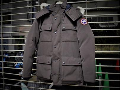 「インポートブランドのCANADA GOOSE 」