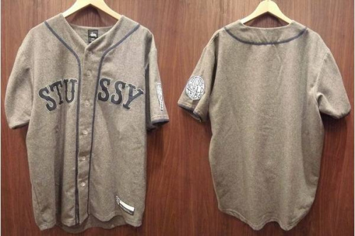 トップスの半袖シャツ