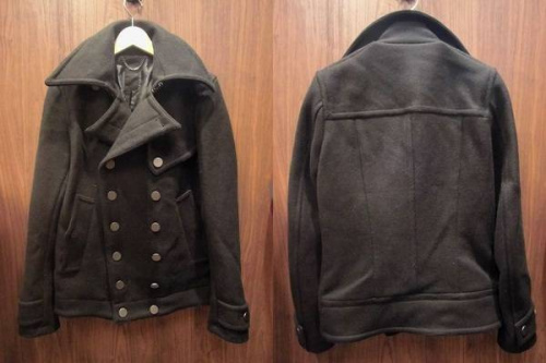 トップスのPコート