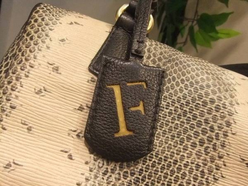 ハンドバッグのフルラ