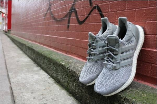 スニーカーのadidas