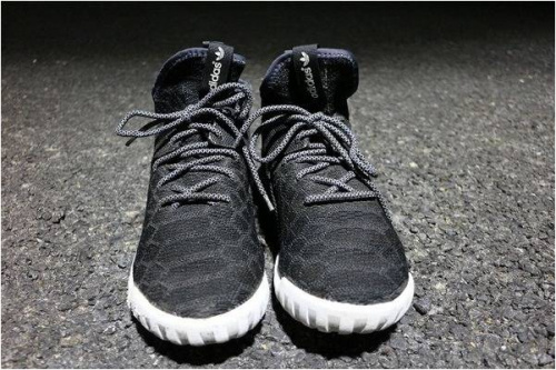 スニーカーのadidas