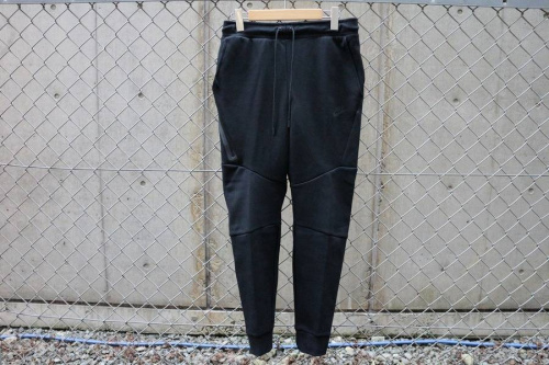 ナイキのテックパンツ