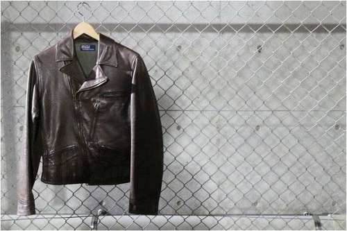 トップスのレザージャケット