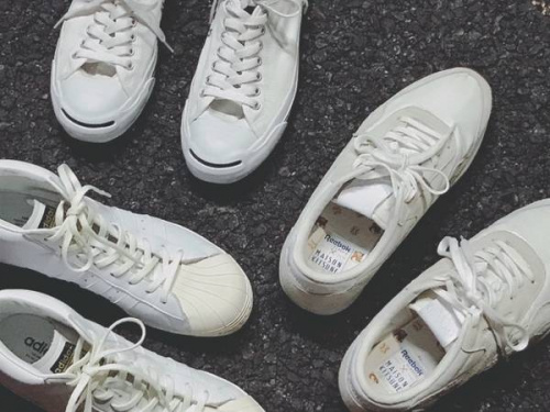 スニーカーのホワイト