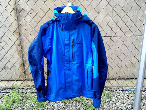 トップスのマウンテンパーカー