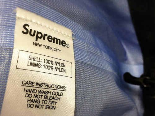 トップスのパーカー