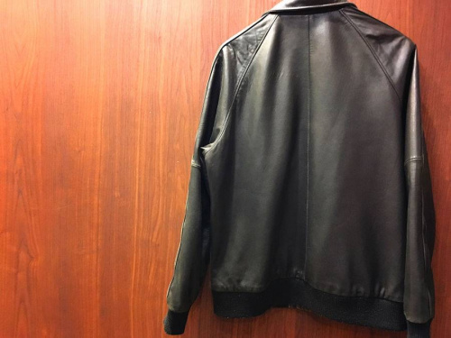 トップスのレザージャケット