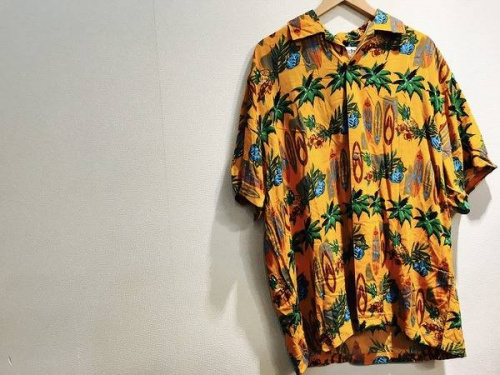 トップスのアロハシャツ