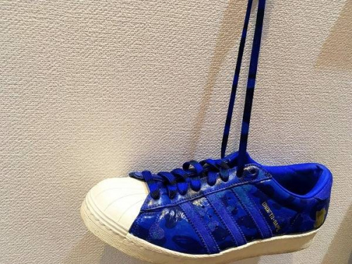 スニーカーのadidas