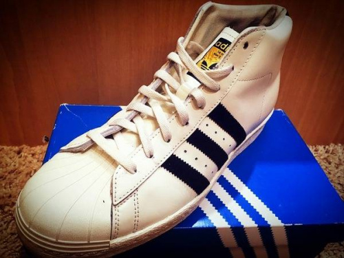 スニーカーのadidas