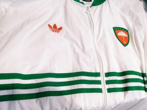 スニーカーのadidas