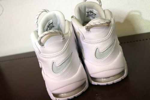NIKEのモアテン