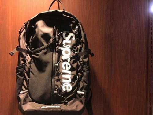 バッグパックのSUPREME