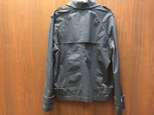 アクアスキュータムのショートトレンチコート