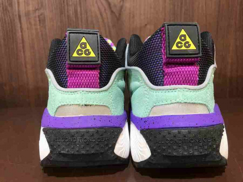 ナイキエーシージーのスニーカー