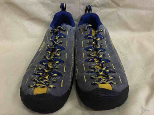 キーンのスニーカー