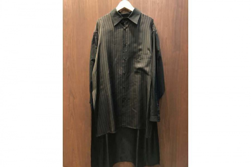 トップスの長袖シャツ