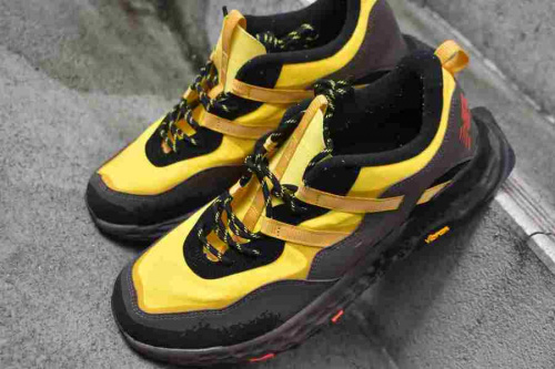 スニーカーのNEW BALANCE