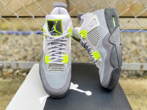 ナイキのAIR JORDAN 4