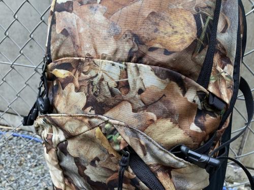 16AW Pocono Backpackの枯葉