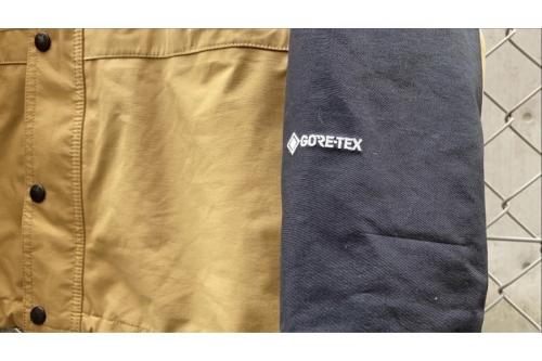 マウンテンジャケットのユーティリティブラウン