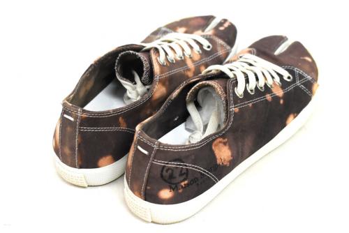 メゾンマルジェラの20SS ブリーチ加工タビキャンバススニーカー