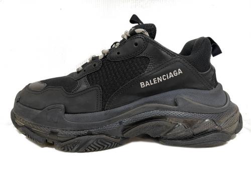 TRIPLE Sのスニーカー