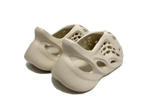 アディダスのYEEZY FOAM RUNNER