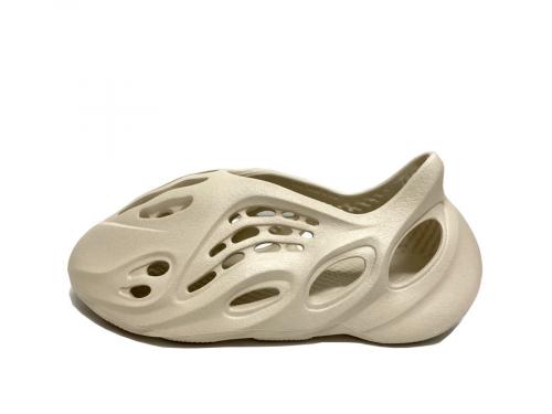 YEEZY FOAM RUNNERのスニーカー