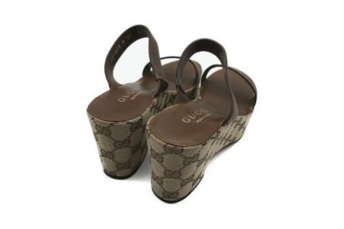 グッチの厚底サンダル