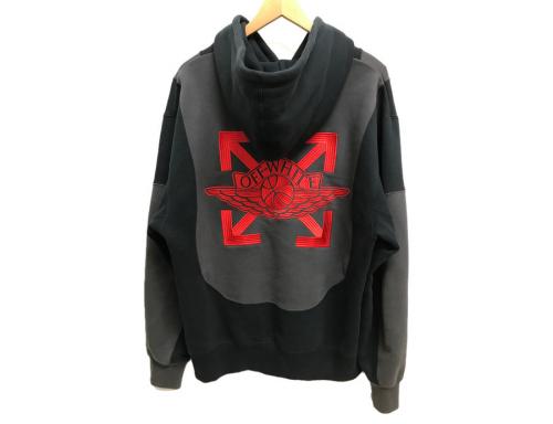 オフホワイトのパーカー