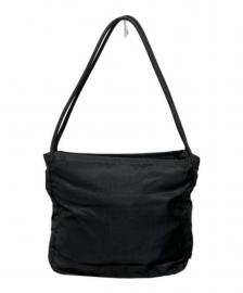 【PRADA / プラダ】日常を贅沢に。サイドロゴプレートが輝く「ナイロントートバッグ」