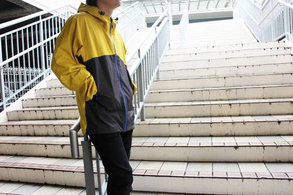 雨な一日にstussy(ストゥーシー)のマウンテンパーカー [2015.04.20発行