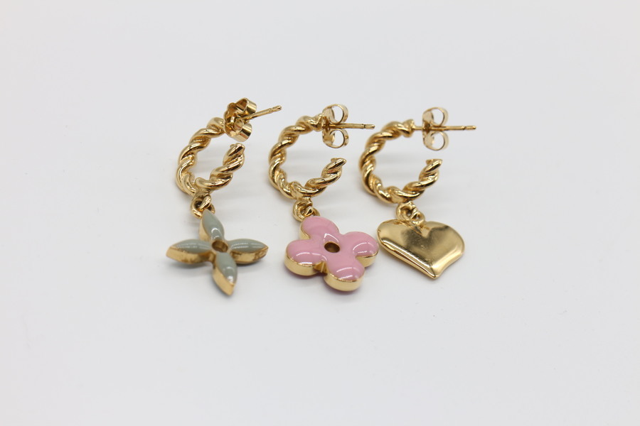 超美品ルイヴィトン ハートと花のチャーム付きフープピアス 超美品ルイヴィトン ハートと花のチャーム付きフープピアス