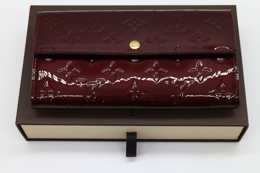 LOUIS VUITTON(ルイヴィトン)】ポルトフォイユ・サラ ヴェルニ M91521