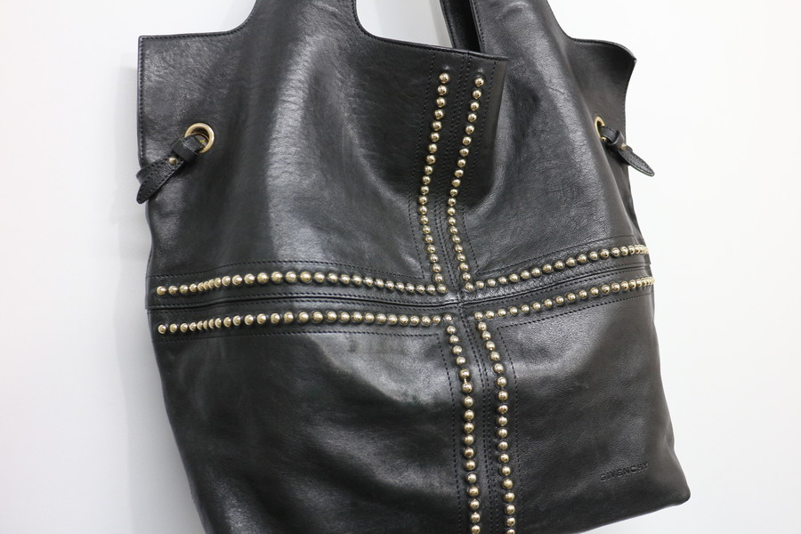 GIVENCHY(ジバンシー)】レザースタッズトートバッグ MA0142入荷
