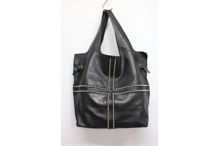 GIVENCHY(ジバンシー)】レザースタッズトートバッグ MA0142入荷