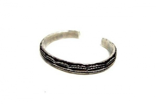 シルバーアクセサリーのバングル