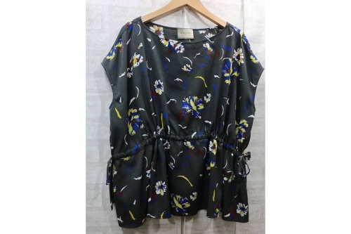 トップスのシャツ・ブラウス